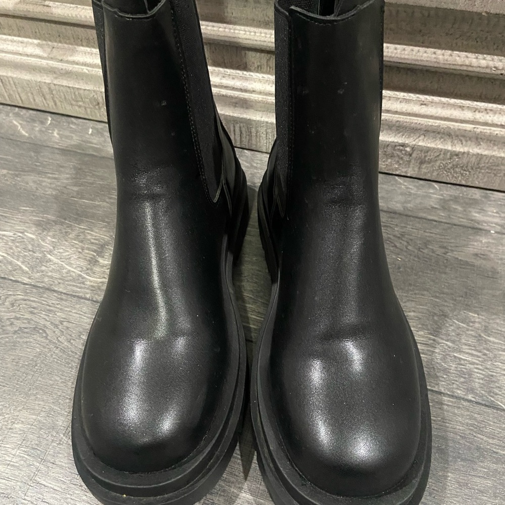 Chesla boots size 40
